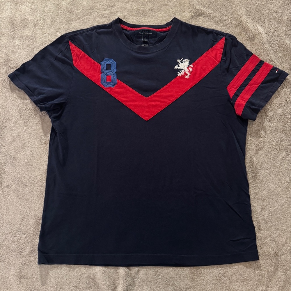 Distinctive Y2K Tommy Hilfiger Navy Tee w/ Red Chevron Stripe Embroidered Lion 8